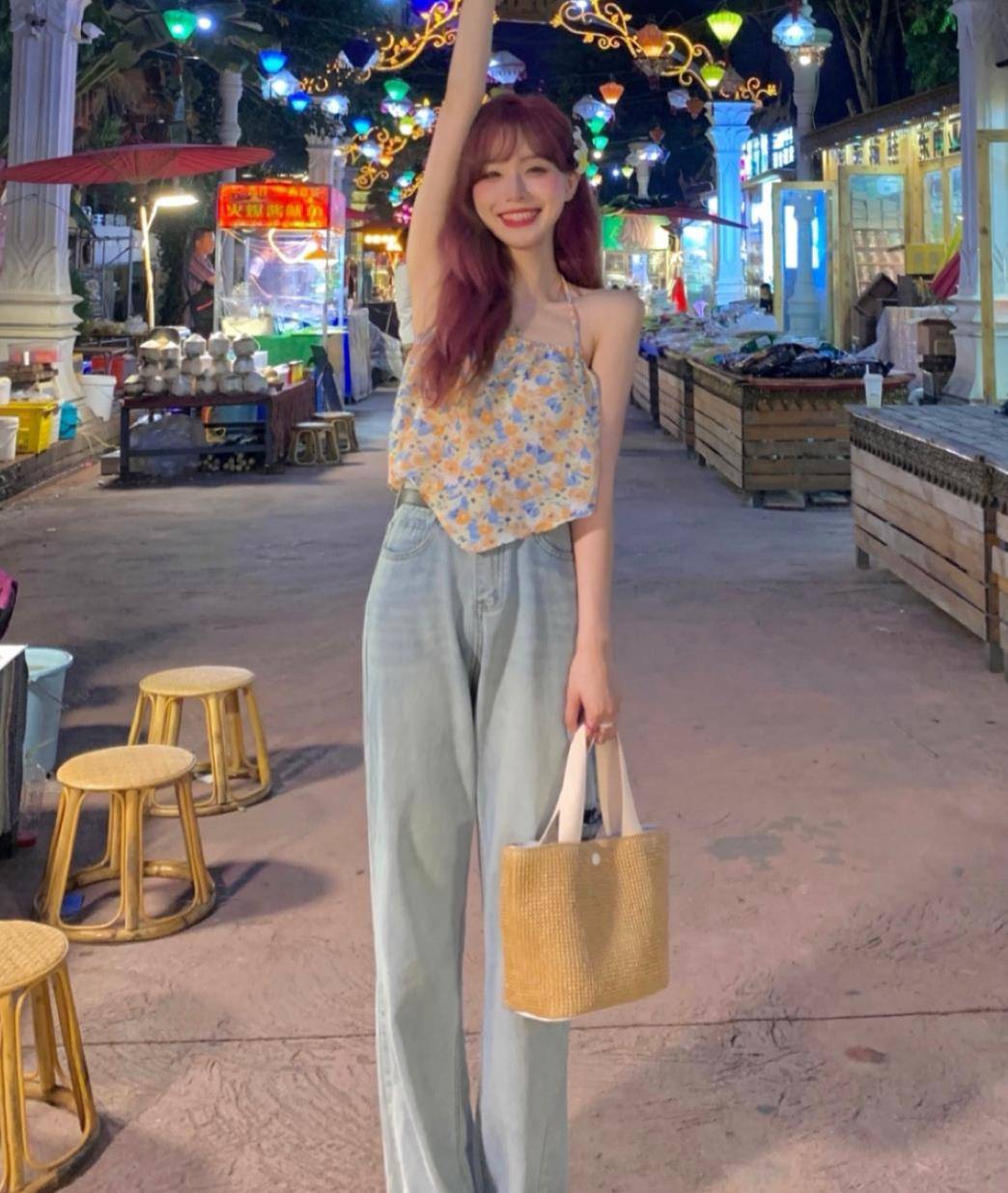 吊带|女人再懒,也别总穿T恤出门,今年流行“吊带+裤子”,时髦又清爽