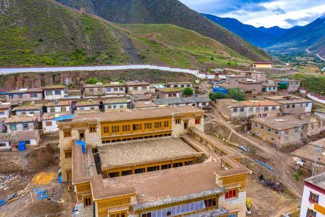 出洛隆县,沿g349一路自驾,约28公里外则就是昌都地区著名的硕督跪镇