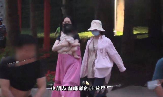 官宣|郭碧婷抱女儿逛公园，穿宽松罩衫腹部厚实，被猜怀上二胎？