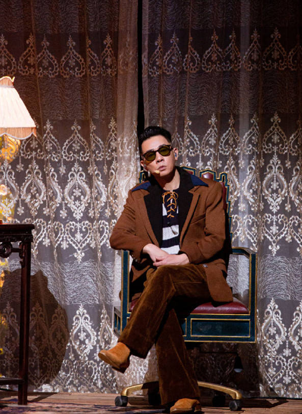 陈小春|穿一身白又痞又帅,54岁“披荆斩棘”站C位,陈小春,算你狠