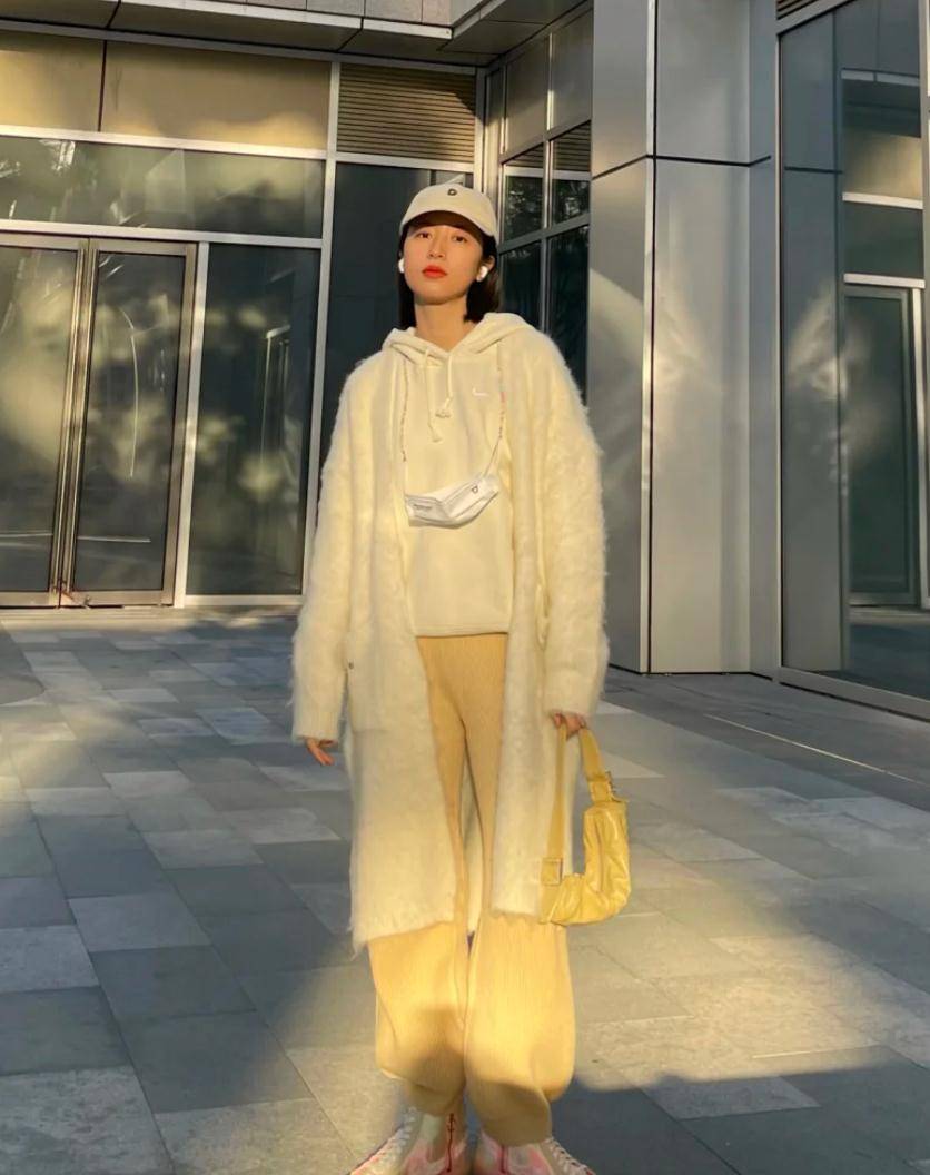 配饰|周雨彤在《我在他乡挺好的》中演技哭戏值得夸，她的衣品更值得夸