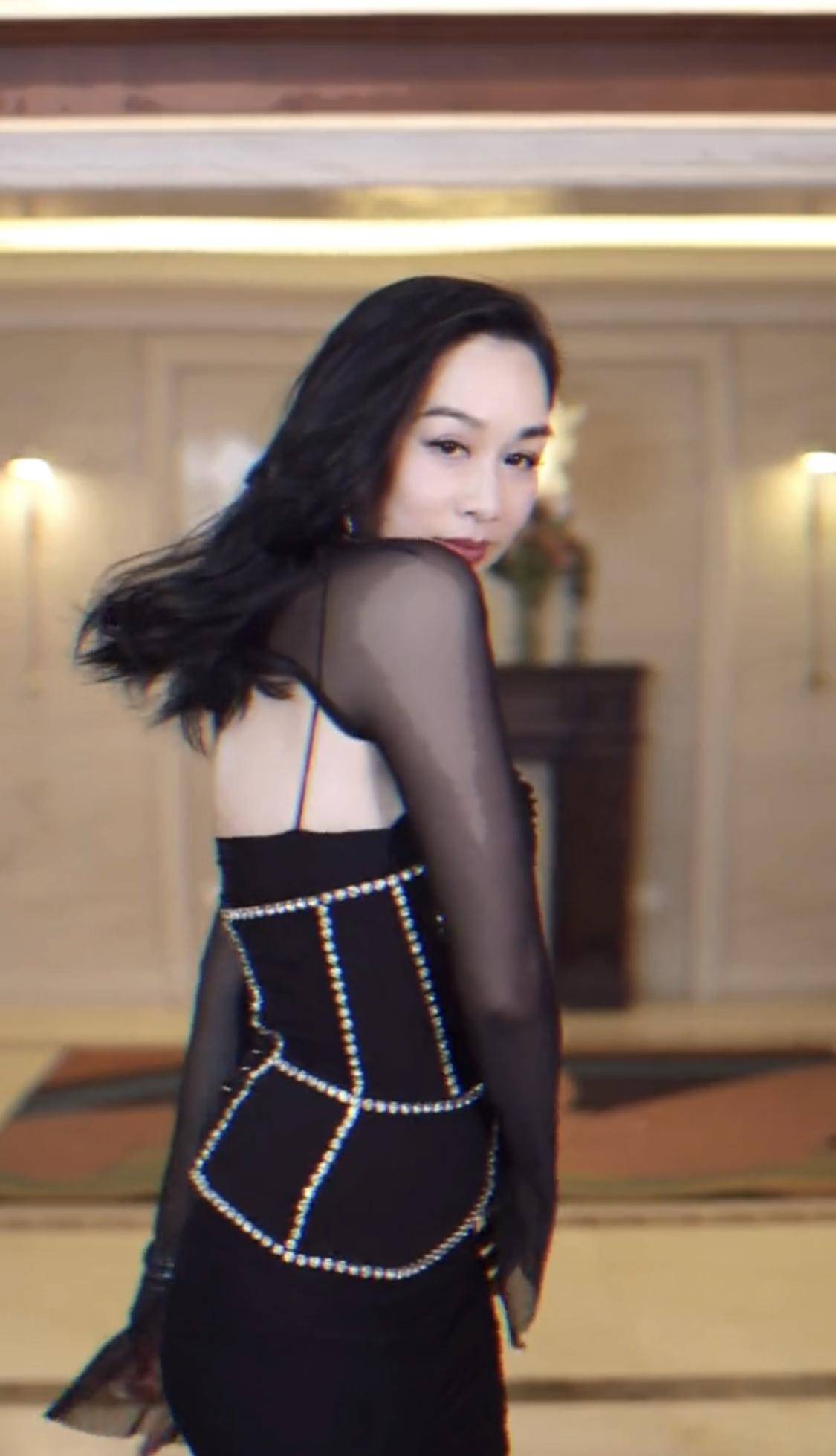 身姿|钟丽缇终于瘦身成功了，在镜头前摆弄身姿，不仅不“油”还魅惑