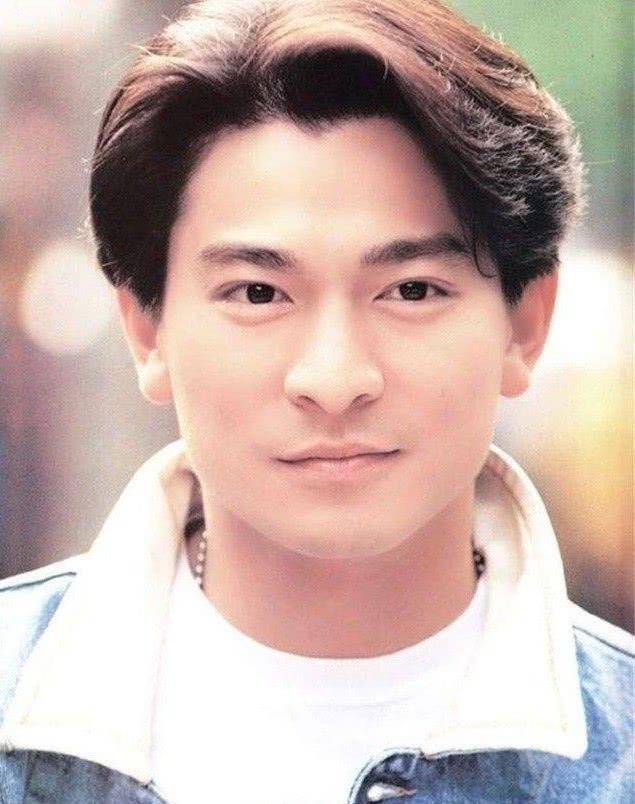 黄子佼女友孟耿如甜美出镜遭男星“袭胸