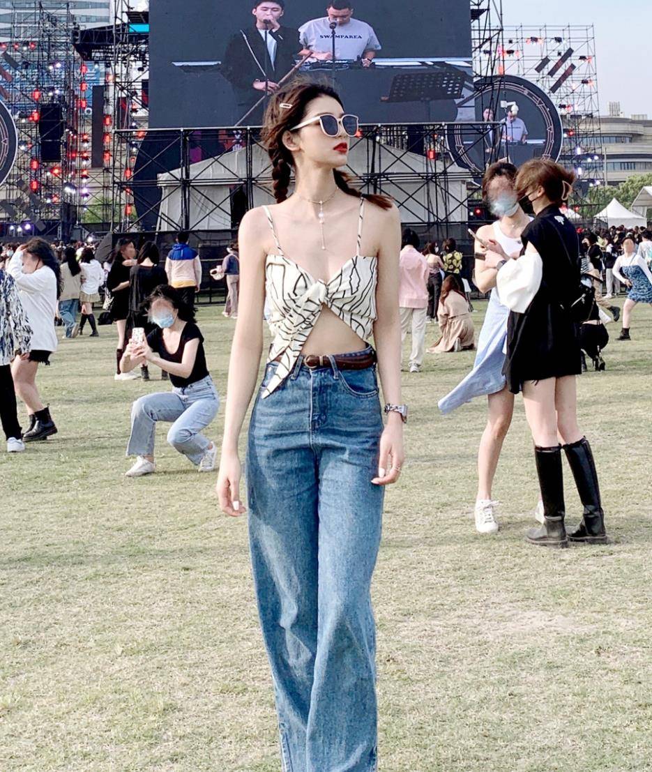 吊带|女人再懒,也别总穿T恤出门,今年流行“吊带+裤子”,时髦又清爽