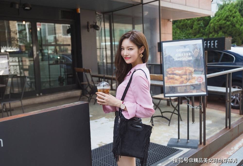 黑色|粉色衬衫下搭一条黑色短裤，甜美减龄同时又不失干练的职场气息