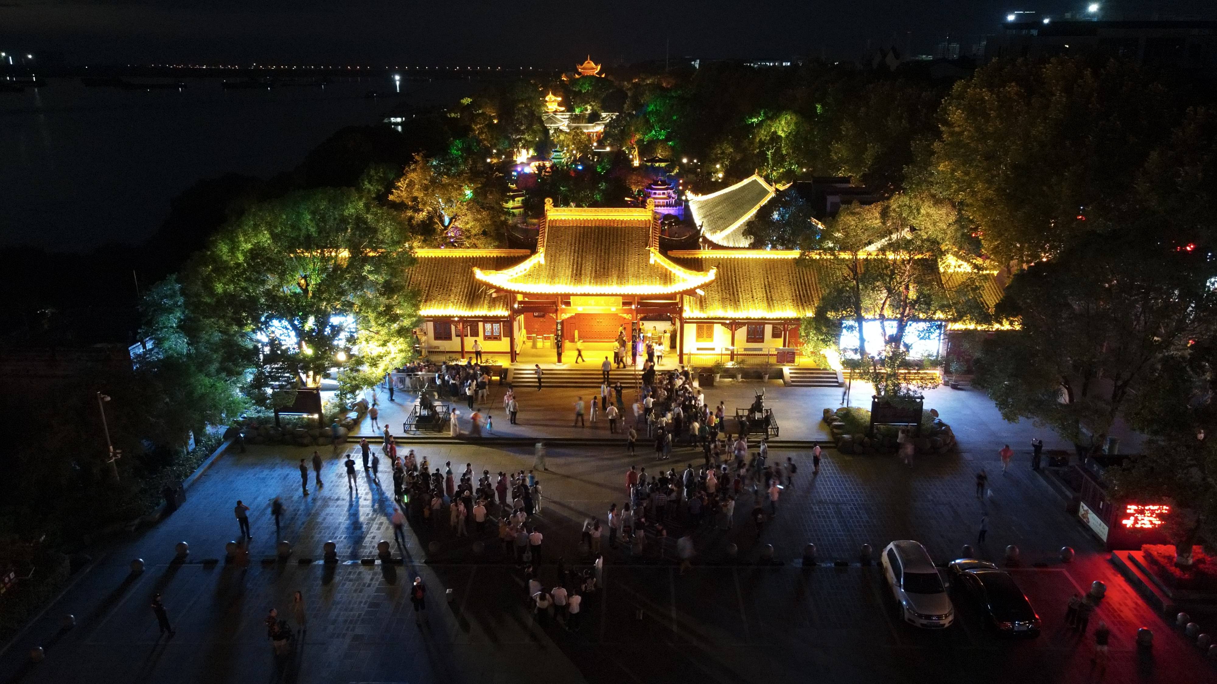 岳阳古楼灯如昼洞庭湖畔夜未央岳阳楼景区即将启动夜间开放