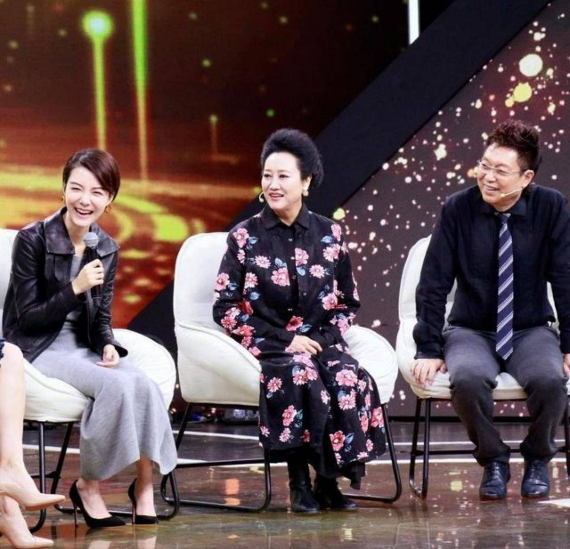 贵妇|车晓母女同台亮相，王丽云穿印花装配“贵妇头”，气场比女儿强大