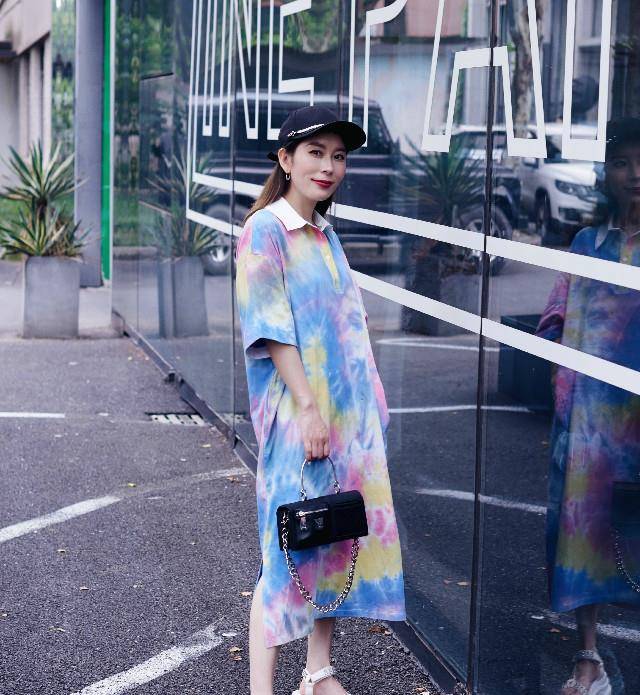 设计|女人一旦过了45，穿衣尽量：颜色素一点、款式宽一些，时髦又减龄