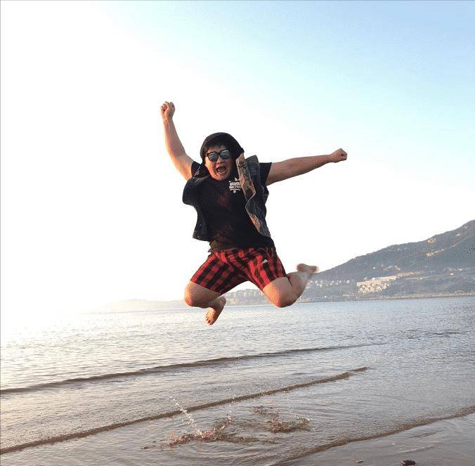 视觉|奥运冠军巩立姣撞脸暖羊羊，身材虽然“大码”，玩起叠穿却很时髦