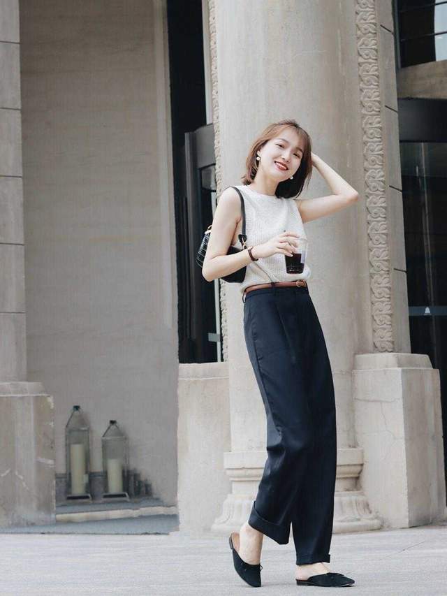大地|中年女人怎么穿才洋气？大地色西服搭配白色阔腿裤，高级干练