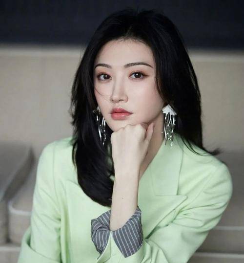 身材|那些大秀A4腰、反手摸肚脐的女星们，为何不敢跟景甜比穿旗袍？