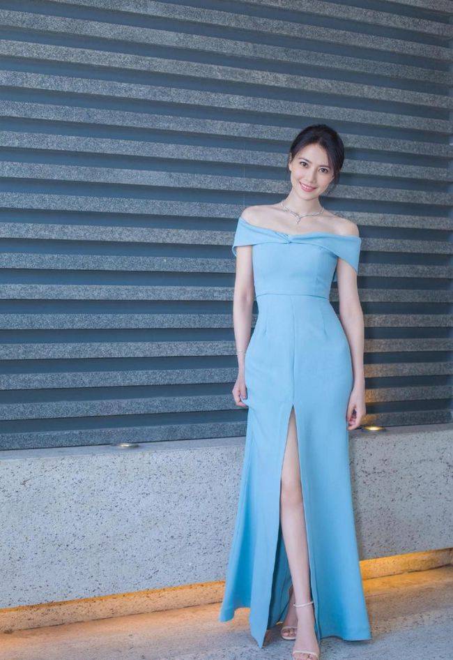 设计|高圆圆太适合蓝色了，一袭深蓝色长裙好优雅，一般人真是比不上