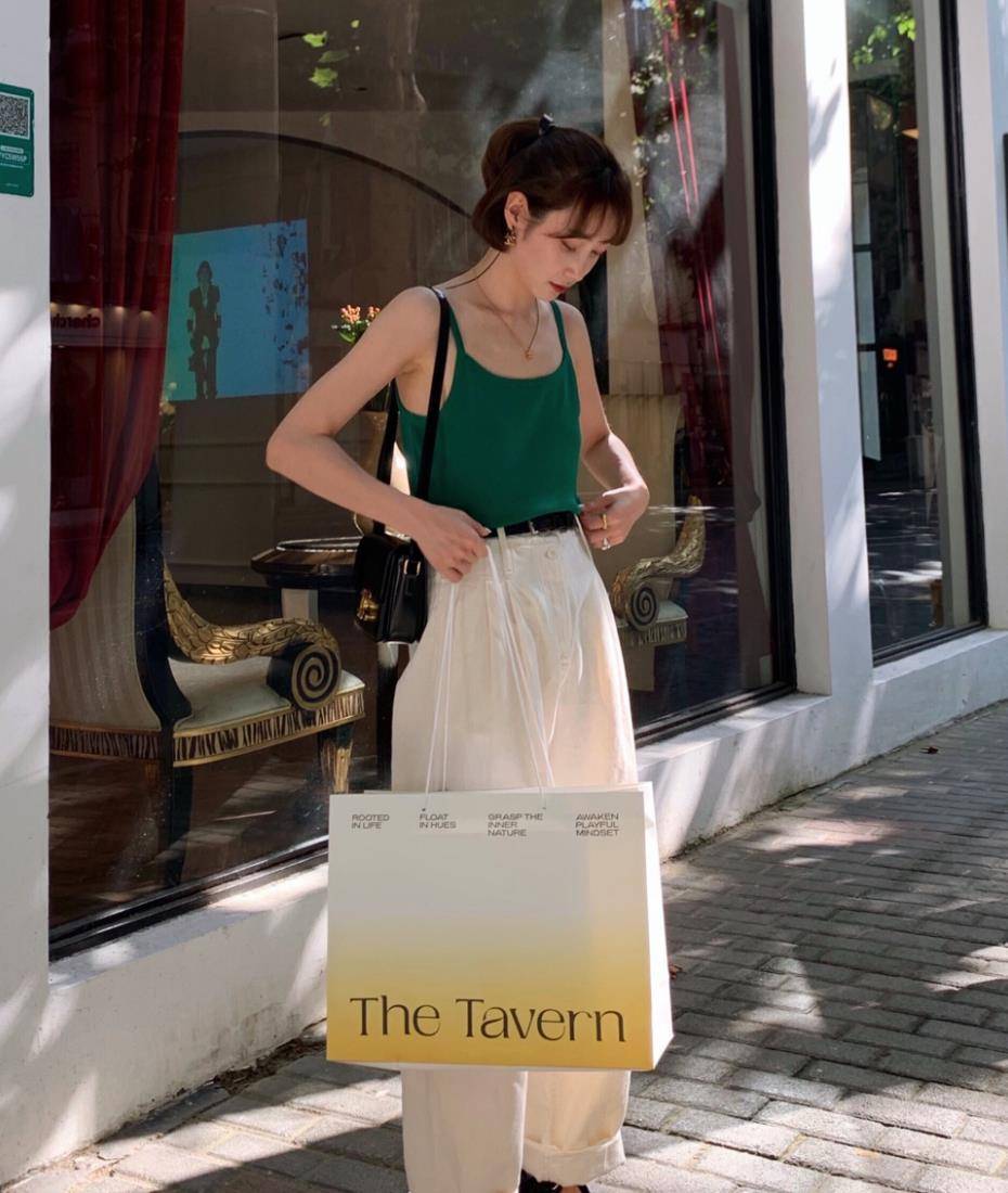 吊带|女人再懒,也别总穿T恤出门,今年流行“吊带+裤子”,时髦又清爽