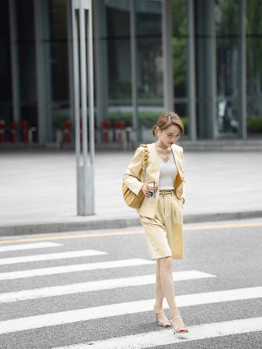 是属于|秋天的穿搭指南,衬衫搭配白色牛仔裤温柔清爽又好看,舒适大方