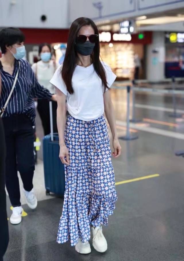 网友|李若彤身材干瘦，皮肤焉瘪俨然一个老太太，就别营销漂亮冻龄了！