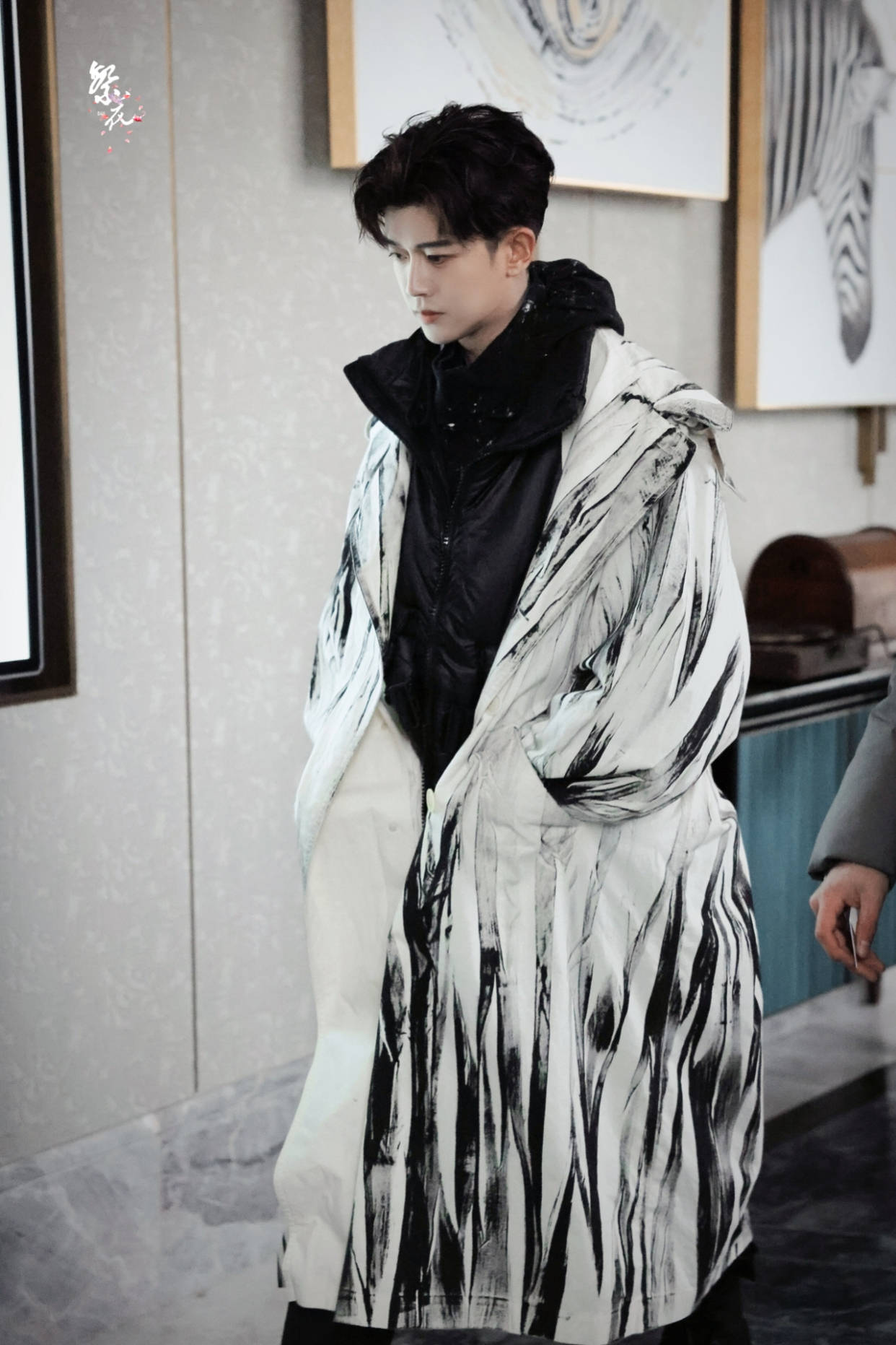 黑色|任嘉伦最新红毯照！身穿宽袄看着好保暖，V领收腰西装尽显俊美