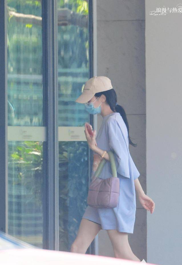 实在太|迪丽热巴机场造型曝光，浅紫T恤秀大长腿，生图实在太抢镜了