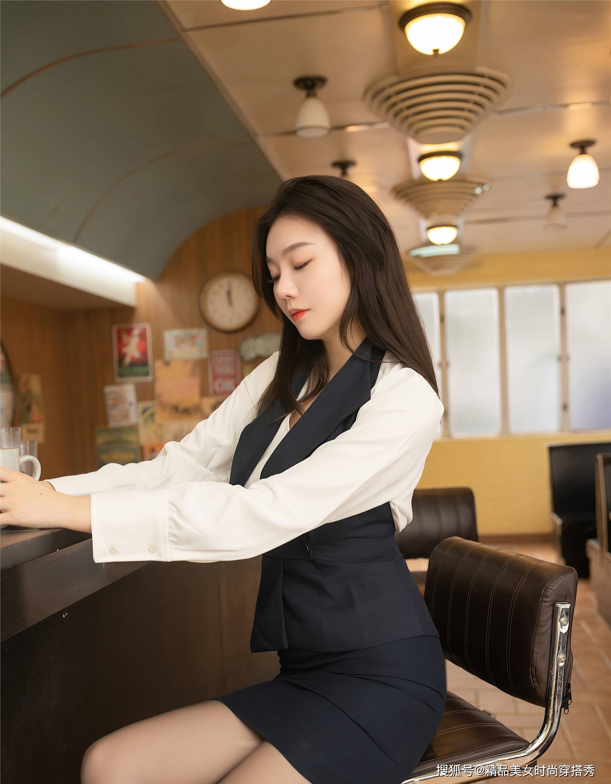 从容|白色衬衫外搭深蓝色的马甲裙，轻熟职场装，让你的气质优雅又从容