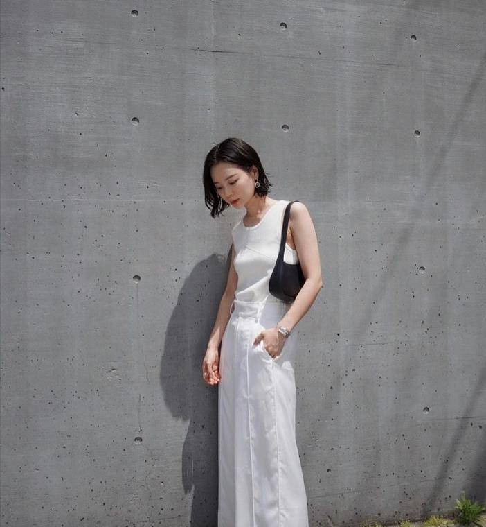 设计|40岁的你就不追求时尚了?黑+白简约穿搭,毫不费力穿出时髦感