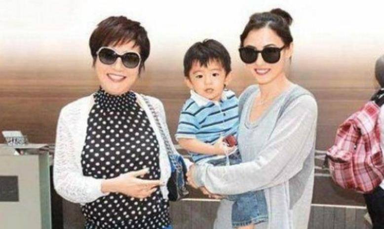 卫衣|谢霆锋69岁妈妈扮嫩，穿印花卫衣外套系腰间，一身前卫打扮减龄