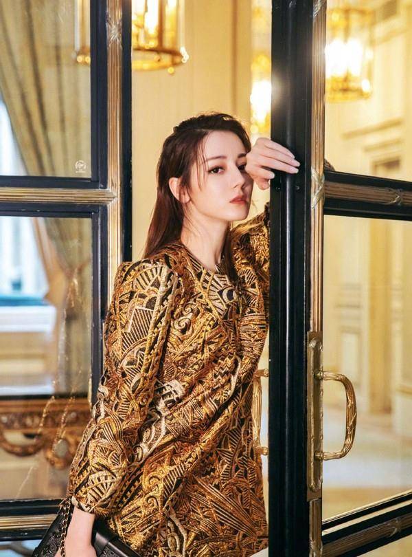 曲线|迪丽热巴香槟礼服大秀凹凸身材，腰部曲线露出女人味，妩媚又高贵
