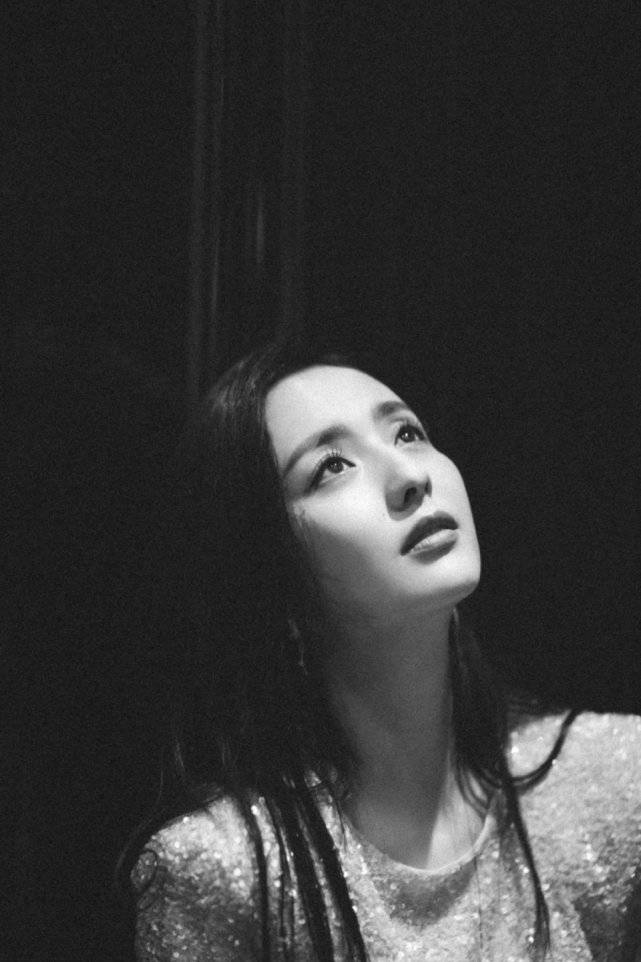 女神|佟丽娅绝美大片曝光！穿露脐装跑步都美到爆，离婚后大胆秀小蛮腰