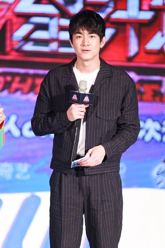 卫衣|林更新生图更真实,美颜后反而没了男人味,穿卫衣也挺帅气