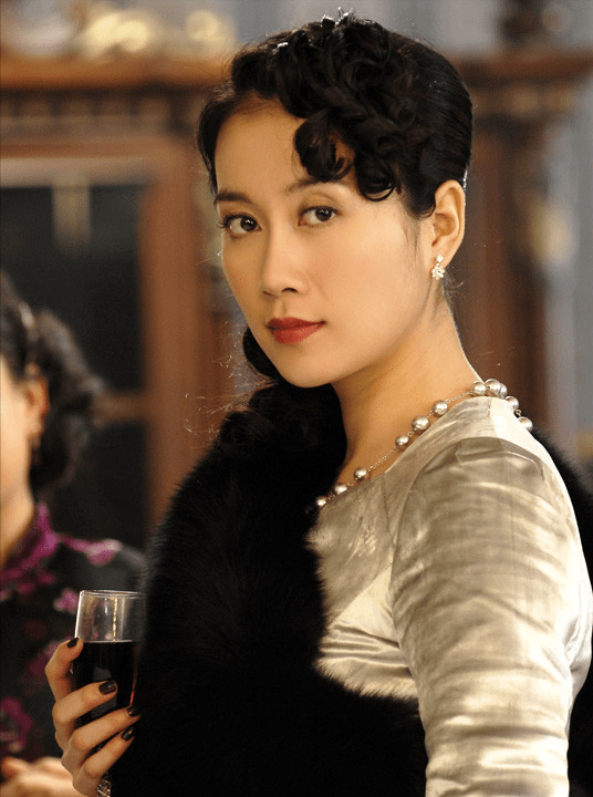 身材|女人的魅力不受年龄限制，温峥嵘就算穿的老，但显得身材真有形