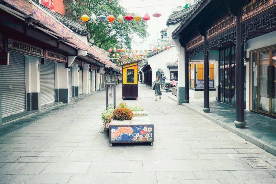 杭州有条老街专卖丝绸，这几年似乎冷清了许多