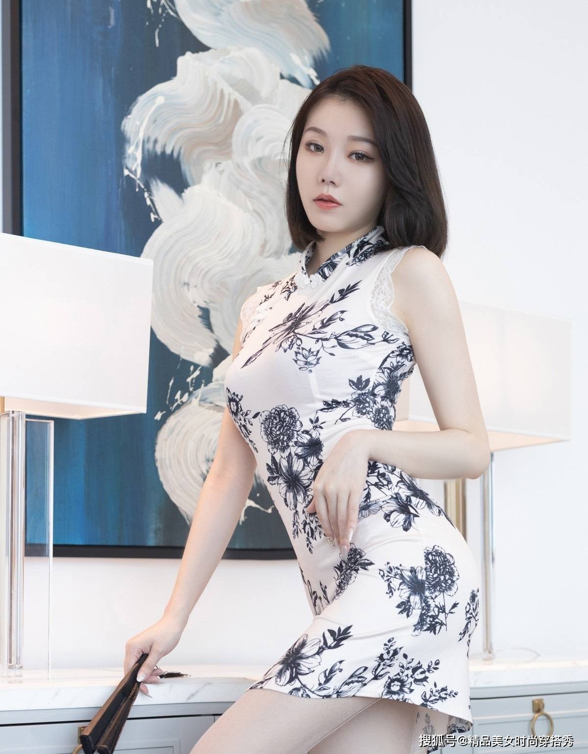 传统|两款素雅又好看的碎花旗袍，配上高跟鞋彰显东方女性的魅力