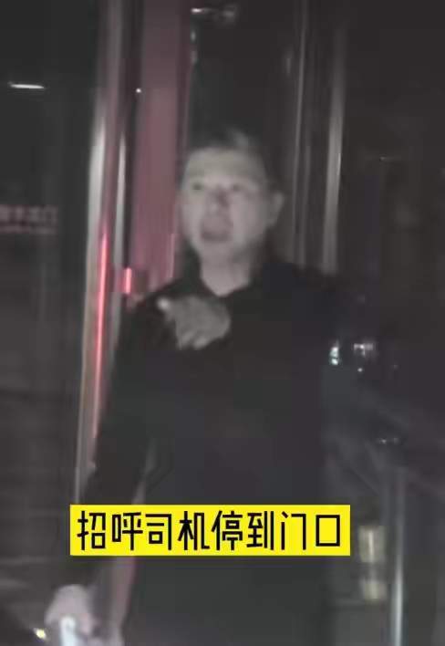 养女|冯小刚一家三口罕亮相,15岁养女长发披肩打扮靓,父女共用一张脸