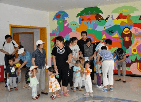 同伴|幼儿园新生入园哭闹，家长4个招式巧应对，打赢“入园焦虑攻坚战”