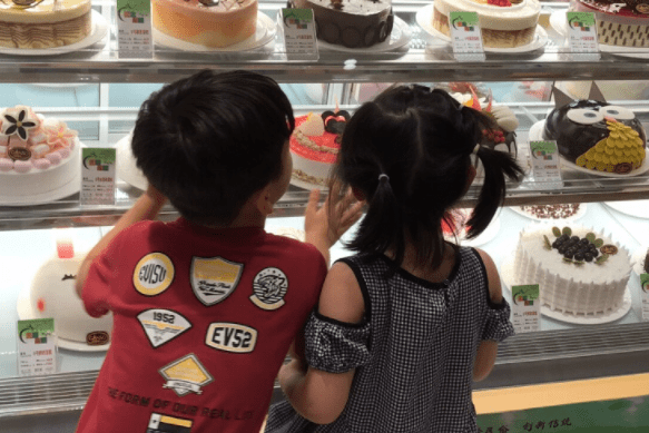 嘲讽|二胎妈妈给孩子买蛋糕边角料，遭众人嘲讽，养不起为什么要生