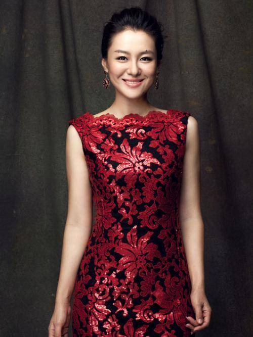 沈傲君|44岁沈傲君的气质脸很占优势，穿亮片外套搭配抹胸裙，美到骨子里