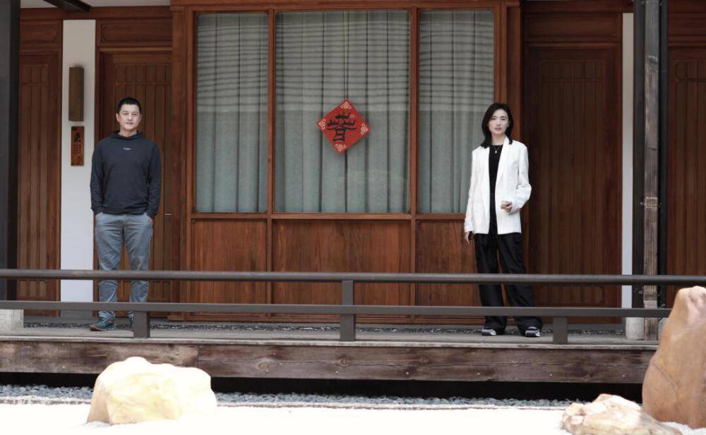 哈金|李亚鹏拍情侣写真,小女友穿白西装气质清冷,像极了年轻时的王菲