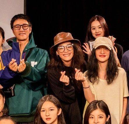 颜色|陈坤学校办结业仪式！舒淇周迅高调出场，周迅电影脸穿日系风绝了