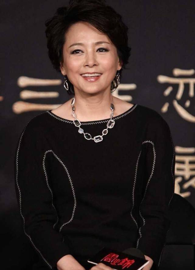 张瑜才|张瑜才是优雅代言人，穿描边黑裙配高跟鞋，妆容素雅大气挺高贵