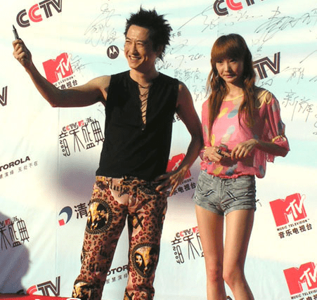 内衣|爆炸头、工装裤、貂皮配内衣，以前的女星红毯原来这么敢穿