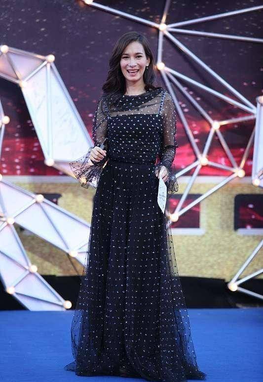 服装|卢靖姗穿纱裙走红毯，身材看着肉肉的，女人都忍不住多看两眼