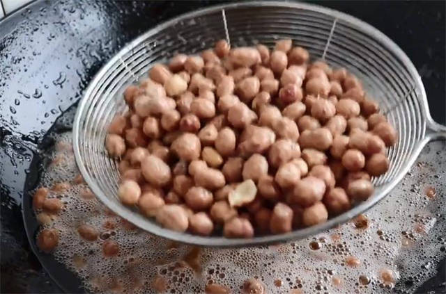 做法|花生米怎样做才好吃?教你新吃法,香甜酥脆又好吃,真解馋