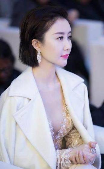 傲人|舒畅穿衣真大胆，为了博眼球，透视装秀性感事业线