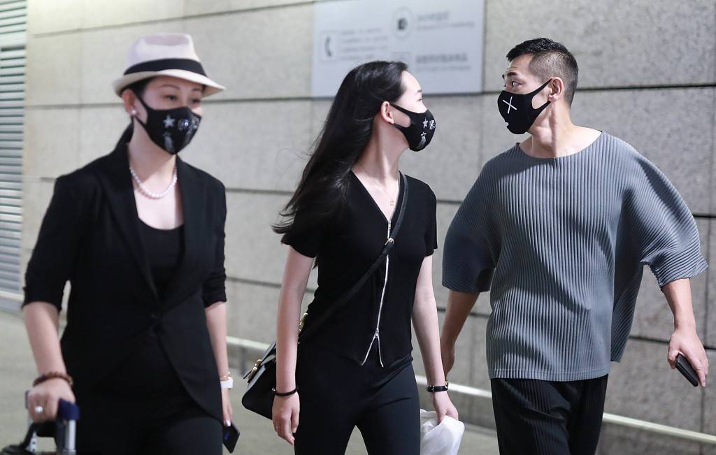 黑色|赵文卓好福气！41岁妻子一身黑贵气优雅，13岁女儿身材气质太优越