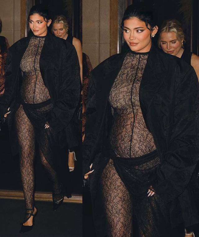 黑色|凯莉·詹娜孕期挺大肚，穿黑色蕾丝连体裤，贴身设计考验身材