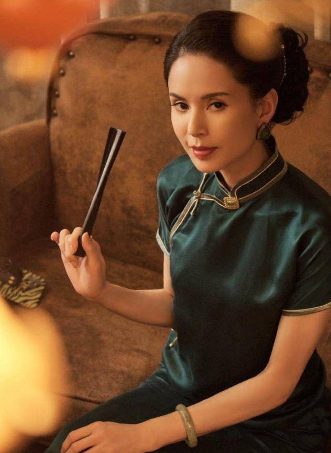 保养|李若彤也太会保养了，穿旗袍拍摄时尚大片，把55岁减龄到30岁