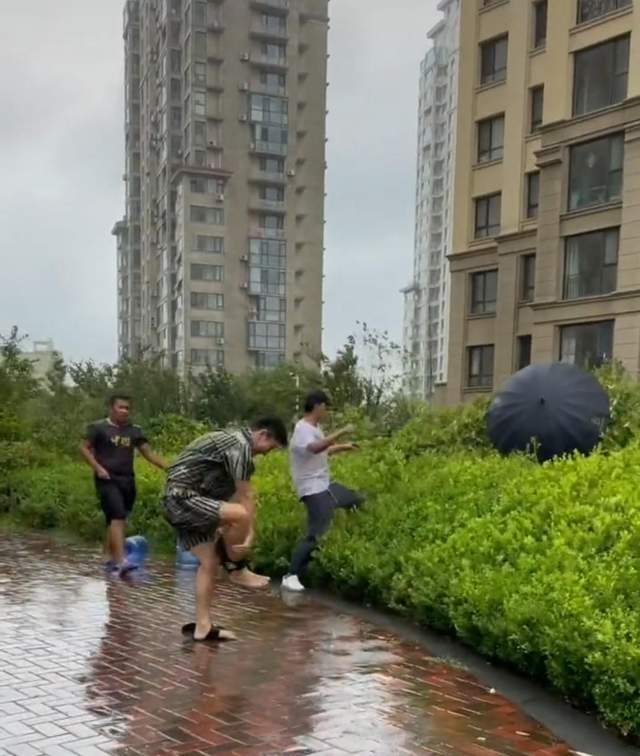 本人|贾乃亮雨天滑倒！为了追伞鞋都跑歪，形象尽毁本人都直呼太尴尬