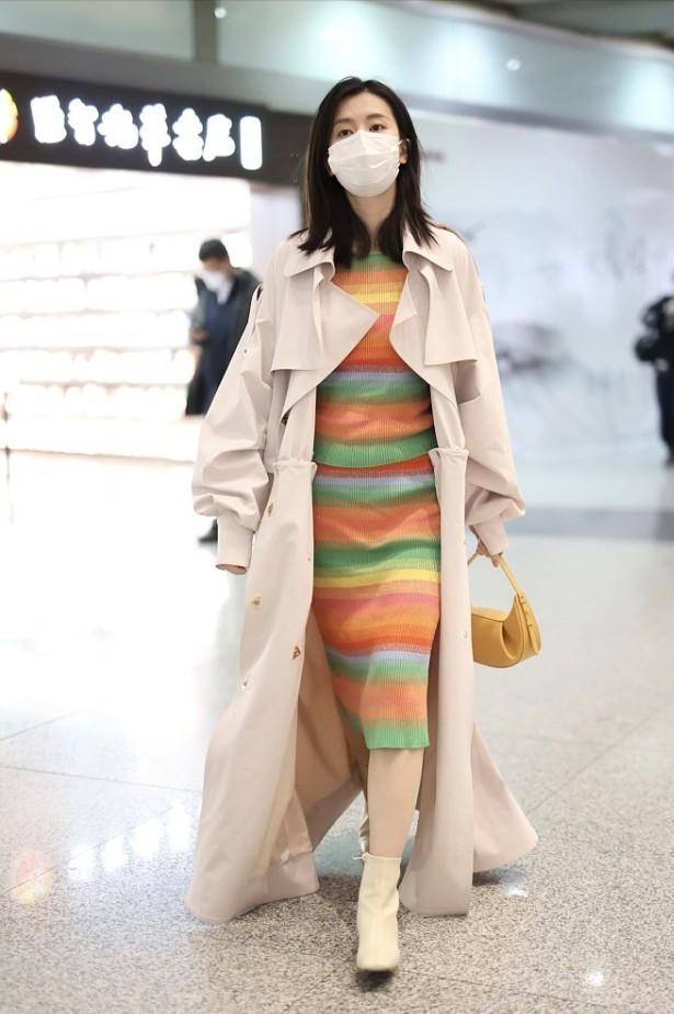 饱和度|乔欣挺有“富家千金”的感觉，身着高开叉裙秀漫画腿，魅惑又撩人