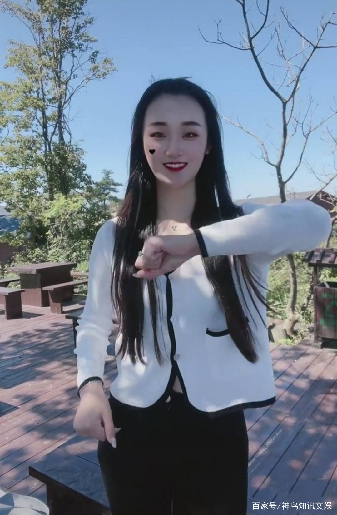 小腹|大衣哥儿媳山顶跳舞！皮肤雪白小腹平坦，和老公久未同框被猜离婚