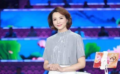 显得|47岁董卿一改优雅风格,穿卫衣搭九分裤休闲减龄,初秋照穿好元气