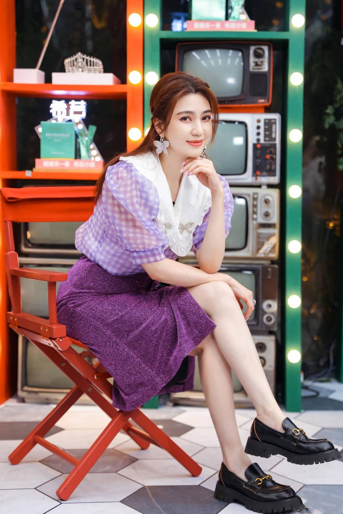 姐妹|“港普F4”合影，洪欣50岁还坚持穿紧身裙，凹出曲线抢走姐妹风头