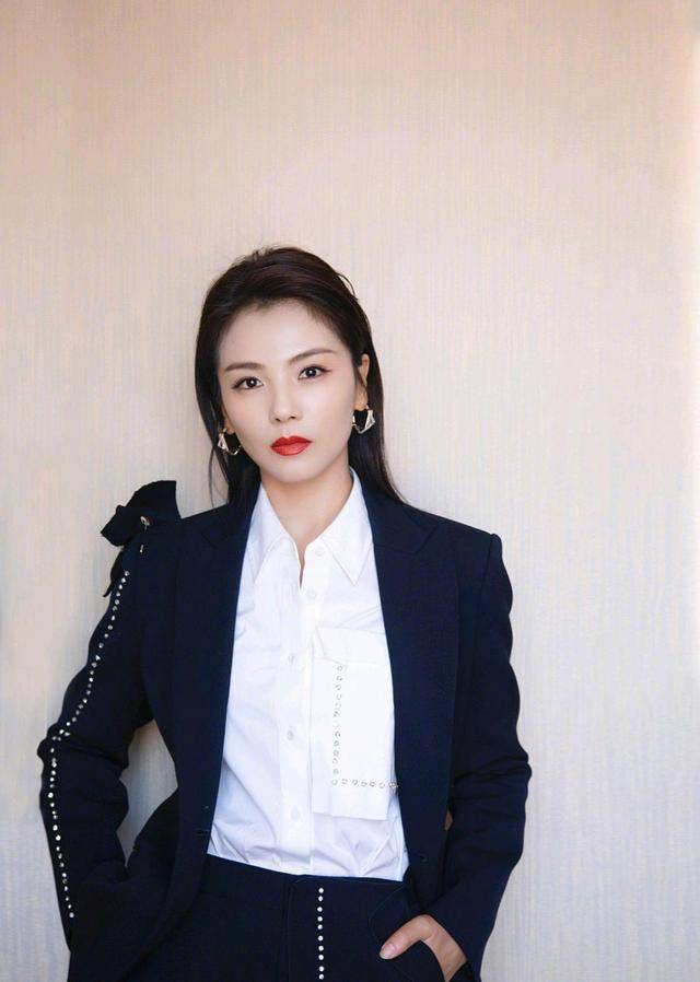 黑色|刘涛怪会穿的，黑色西服套装配白衬衫知性干练，基础款穿出高级感